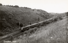 161049 Afbeelding van enkele gekoppelde electrische treinstellen mat. 1946 van de N.S. in de ingraving (talud) bij ...